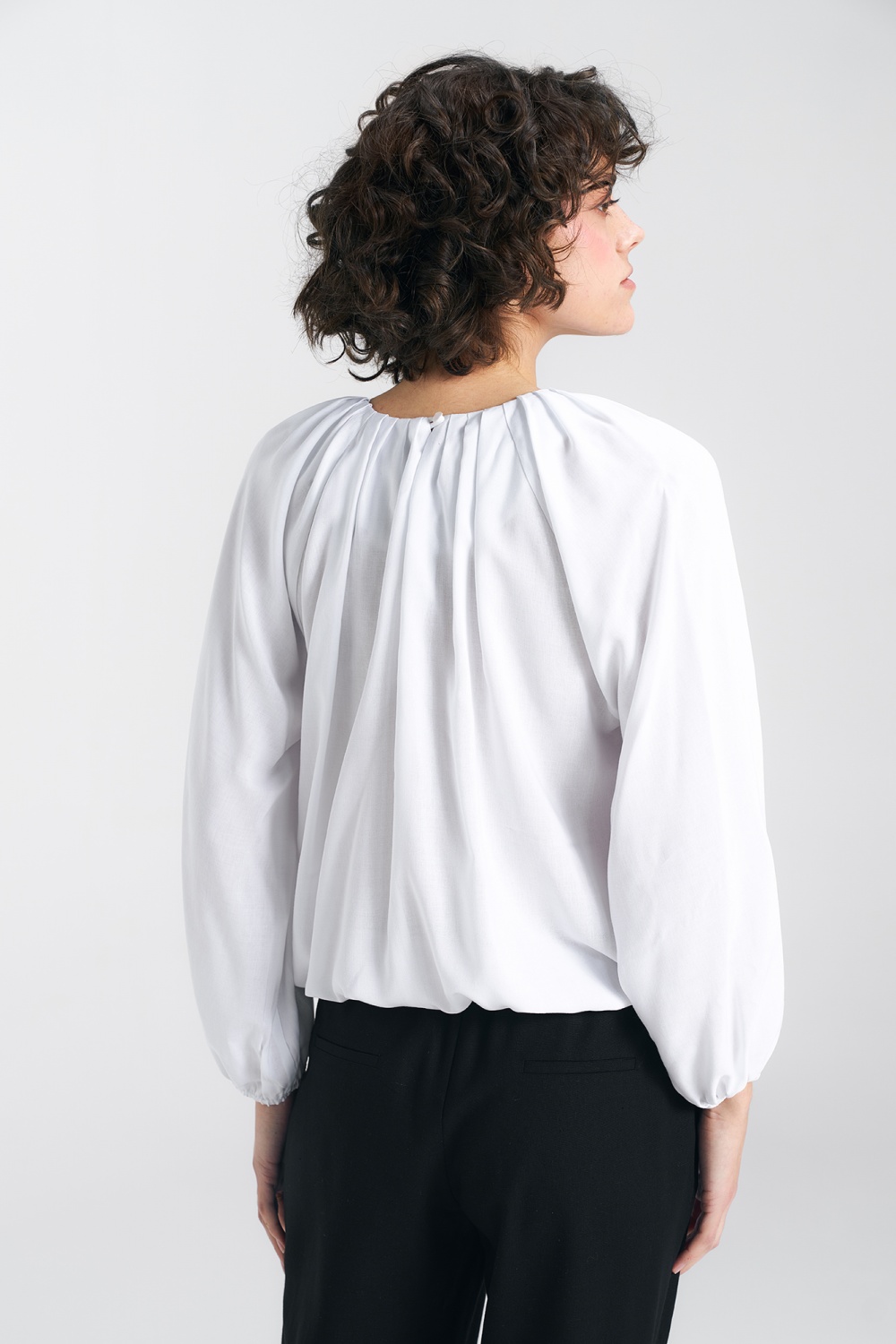 Loose-fit blouse with decorative neckline B162 Ecru - Nife
