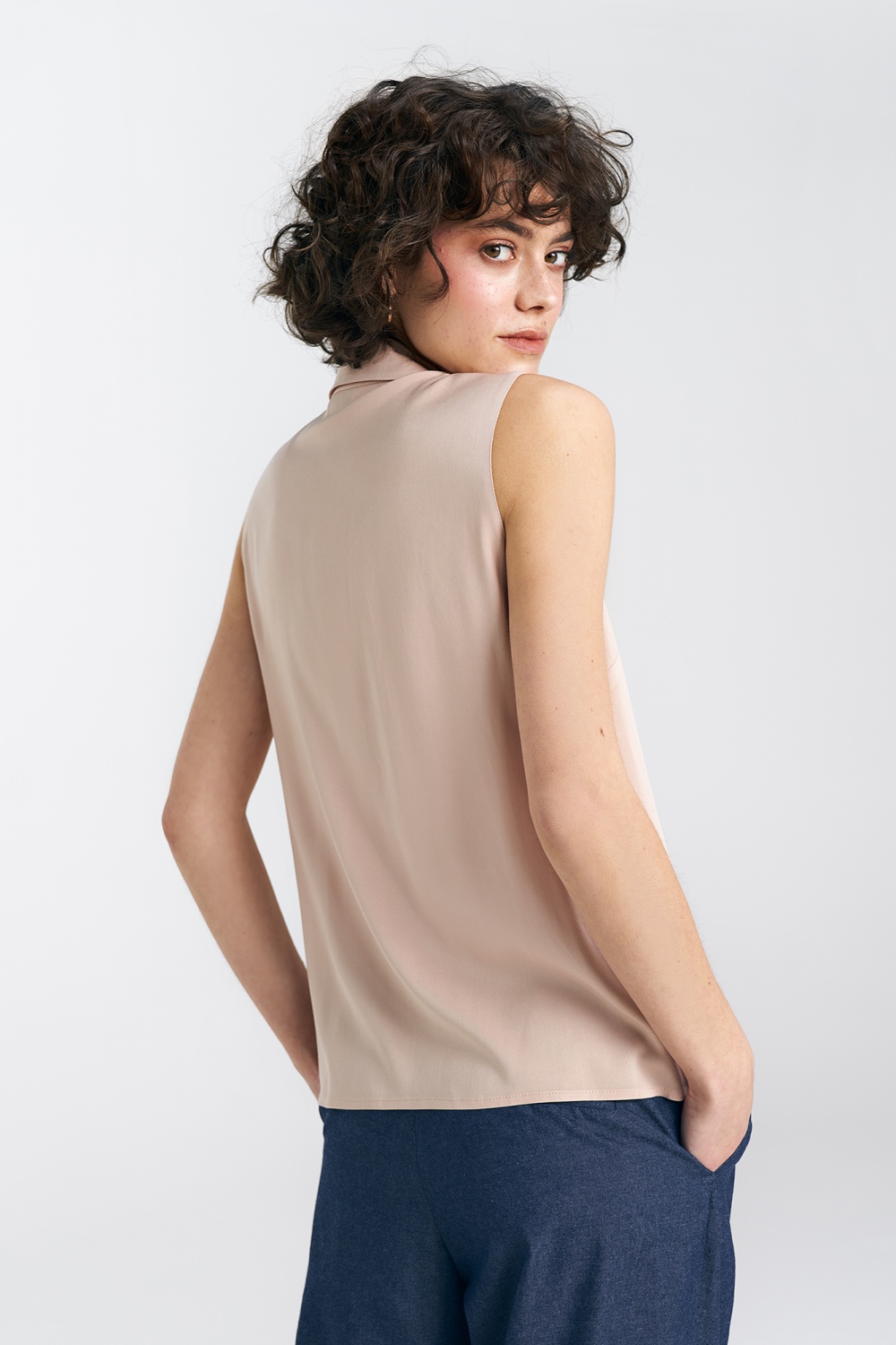 Sleeveless blouse with collar B159 Beige - Nife