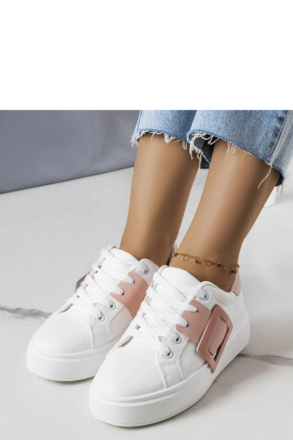 Białe sneakersy zdobione różową klamerką Toni - Solea – widok 2